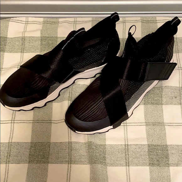 sorel tennis shoes black